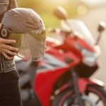 ヘルメットを持つライダー