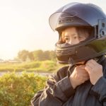 ヘルメットをかぶる女性ライダー