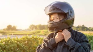 ヘルメットをかぶる女性ライダー